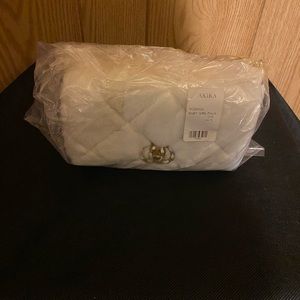 Come get this cross body ladies